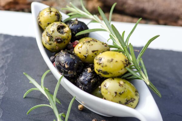 Gesunde Mittelmeerküche: Eingelegte blaue und grüne Oliven :)